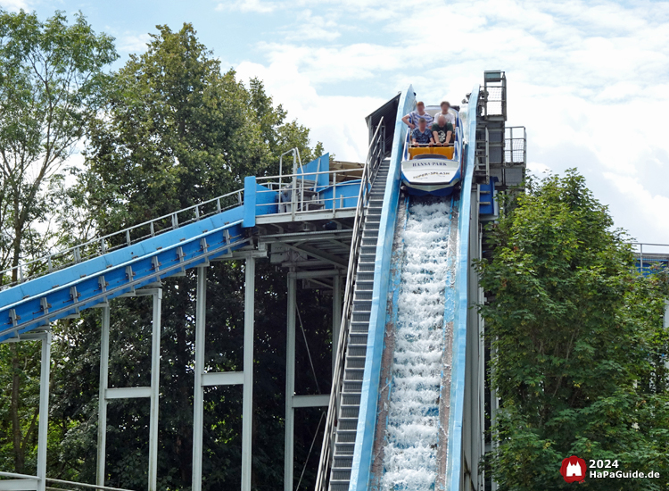 Super Splash - Ein Boot setzt zur Sturzfahrt an