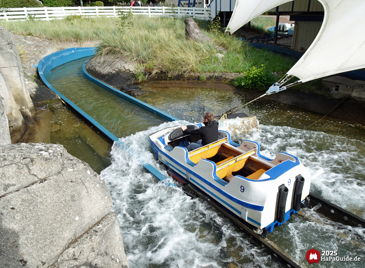 Super Splash - Boot taucht ins Wasser ein