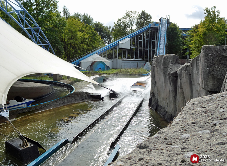Super Splash - Ins Wasser eintauchen neben der Felswand