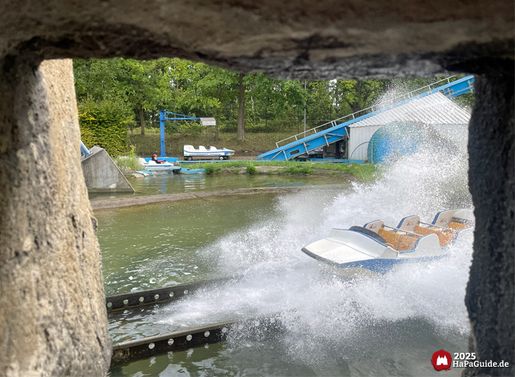 Super Splash - Blick durch ein Felsfenster auf spritzende Gischt