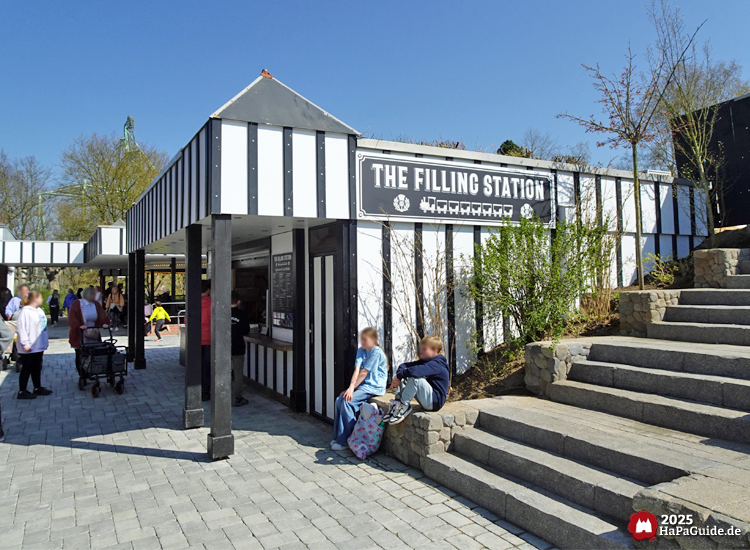 The Filling Station - Treppenplateau neben dem Imbiss