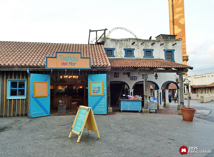 Tienda del Mar – mediterraner Souvenirshop mit blau-weißer Fassade im Hansa-Park