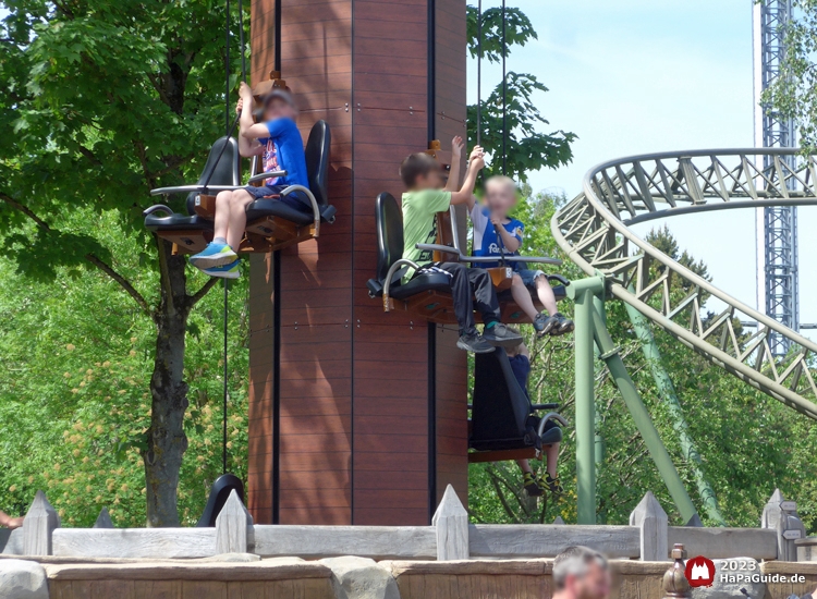 Turm vom Peterhof - Kinder ziehen sich hoch