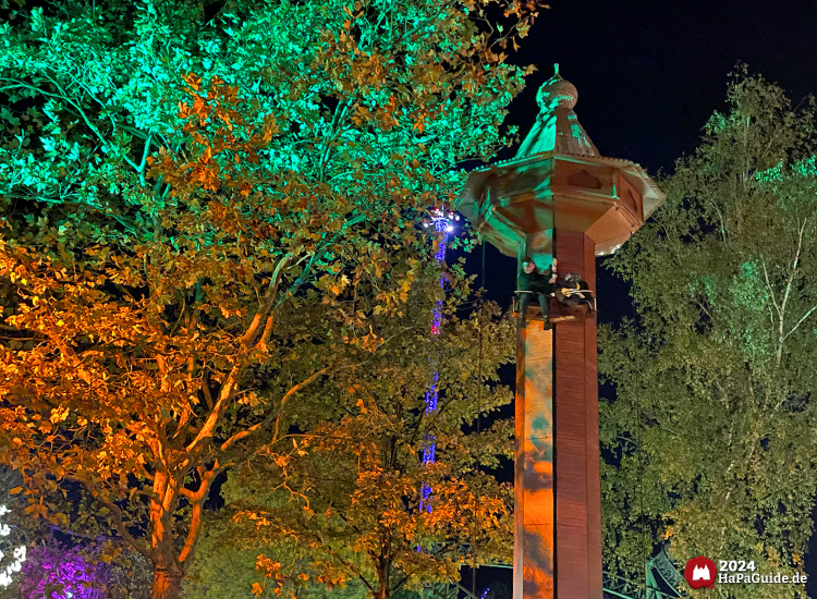 Turm vom Peterhof - Beleuchtet während des Herbstzaubers am Meer