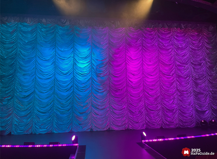 Varieté-Show - Beleuchteter Vorhang