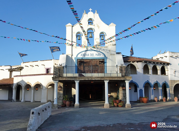 Varieté-Show - Front der Arena del Mar mit Glockenturm und Schriftzug