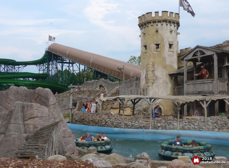 Boote treiben an der Burg Störtebekers vorüber