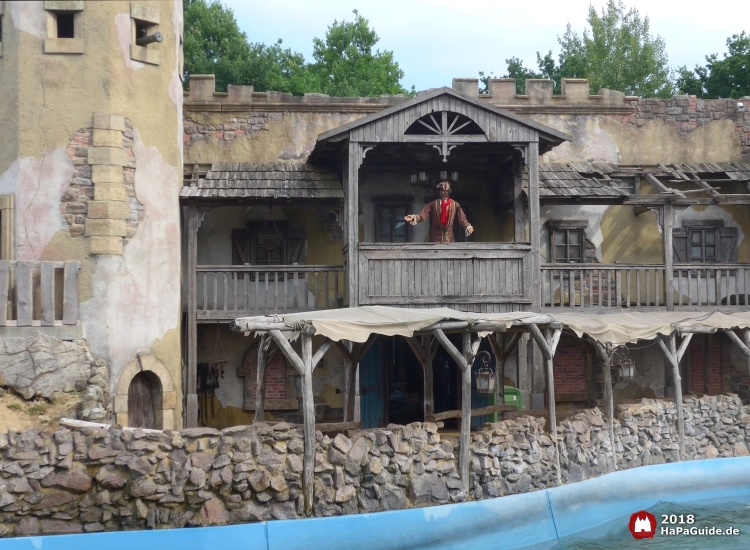 Animatronic Klaus Störtebeker auf dem Balkon der Burg