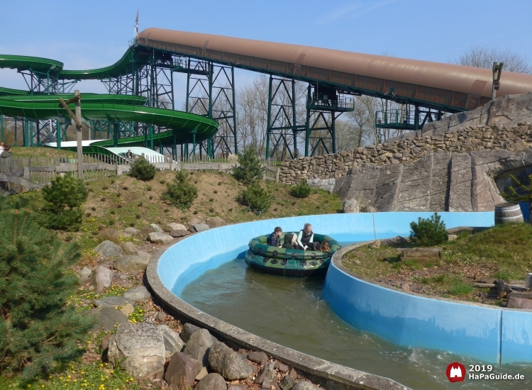 Ein Rundboot in der blauen Fahrrinne zwischen Zwergkiefern