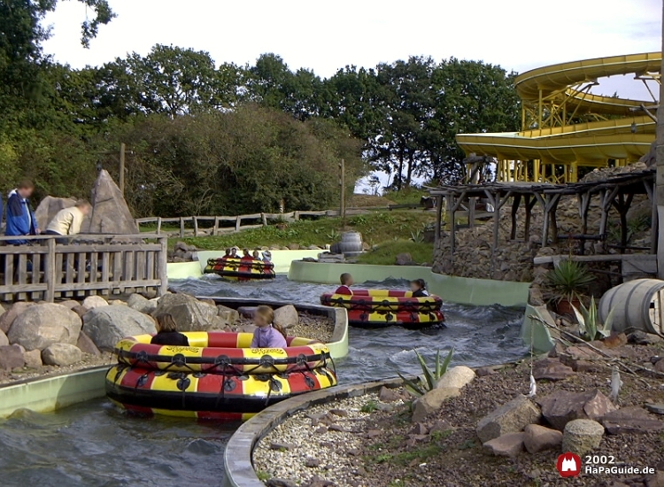 Mehrere Rundboote der Wasser-Bobbahn durchfahren das Wellenbecken