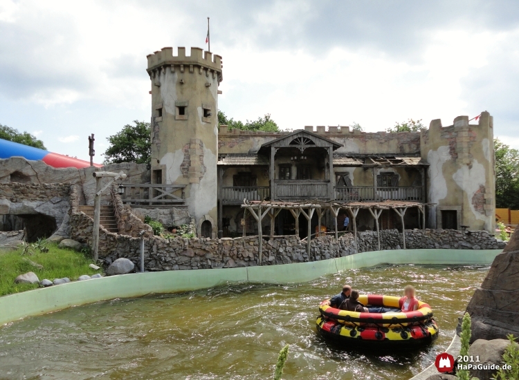 Ein Rundboot passiert das Fort Alamo