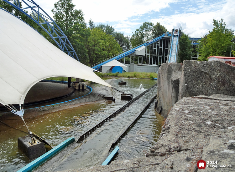 Wasserspaß - Abfahrt der Wasserbahn Super Splash neben einer grauen Felswand