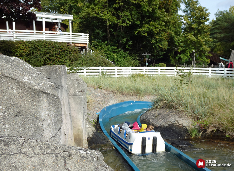 Wasserspaß - Ein Boot treibt im Kanal von Super Splash zurück zur Station