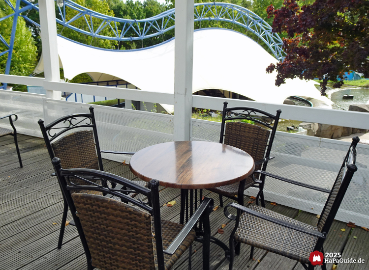 Wasserspaß - Tisch mit vier Stühlen auf der Terrasse des Kiosks Zeebrugge