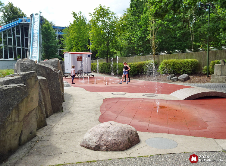 Wasserspielplatz Super Splash - Kinder spielen an den Wasserfontänen