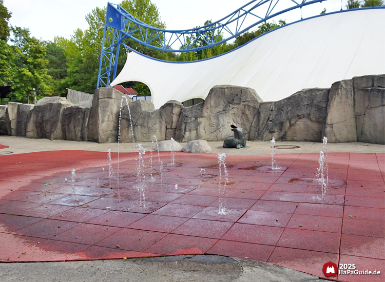 Wasserspielplatz Super Splash - Wasserfontänen vor der Felswand bei Super Splash