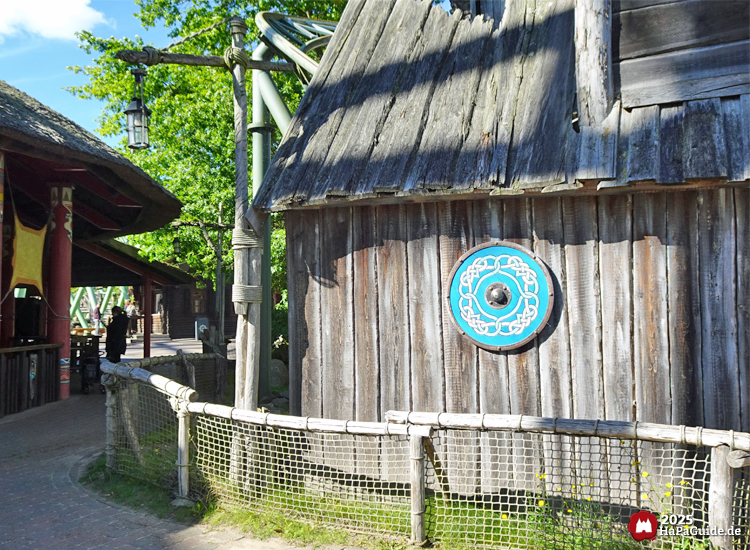 Wikingerland - Schild an hölzernem Gebäude der Schlange von Midgard