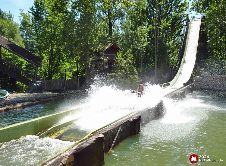 Wildwasserfahrt - Der Wasserwolf am Ilmensee - Viel Gischt beim Eintauchen ins Wasser
