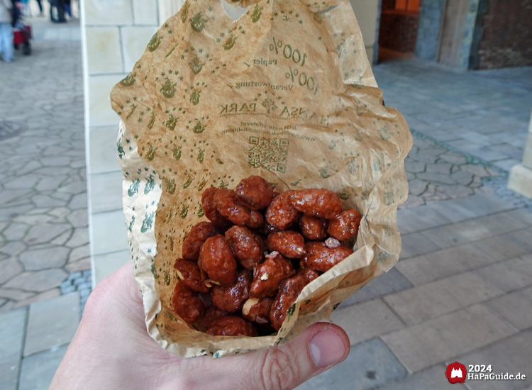 Zuckerwatte am Krantor von Danzig - Geöffnete Tüte mit gebrannten Mandeln